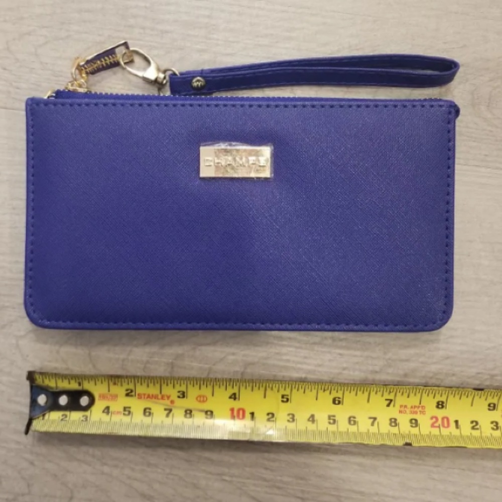 🎉2/25$NWOT Champs Royal blue wristlet💙